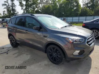 2019 Ford Escape SE z VIN 1FMCU0GD9KUA52728, wystawiony jako Copart lot #58410975 z przebiegiem 109 483 mil mil oraz Czysty tytuł • Clean title. Historia ofert i sprzedaży dostępna na DreamBid. Obrazek 4.