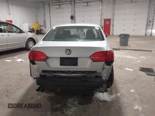 2014 Volkswagen Jetta S z VIN 3VW2K7AJXEM208116, wystawiony jako IAAI lot #42076606 z przebiegiem 118 917 mil mil oraz . Historia ofert i sprzedaży dostępna na DreamBid. Obrazek 17.