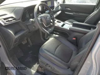 2025 Toyota Sienna LE z VIN 5TDCRKEC1SS230177, wystawiony jako Copart lot #52207015 z przebiegiem 10 052 mil mil oraz Szkoda całkowita • Salvage title. Historia ofert i sprzedaży dostępna na DreamBid. Obrazek 7.