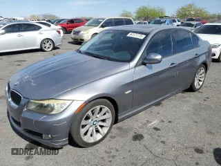2009 BMW 3 Series 328i z VIN WBAPH77549NL82306, wystawiony jako Copart lot #54171775 z przebiegiem 179 467 mil mil oraz Szkody całkowita. Historia ofert i sprzedaży dostępna na DreamBid. Obrazek 1.