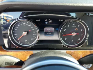 2019 Mercedes-Benz E-Class E 300 with VIN WDDZF4KB7KA595850, listed as a Copart auction lot 45160355 with 25,580 mi miles and Salvage Title. Bid and sale history available at carsss.com. Image 9.