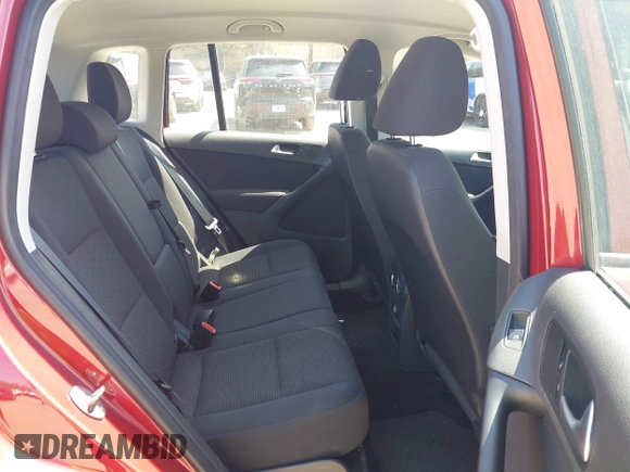 2015 Volkswagen Tiguan SE z VIN WVGBV7AX7FW056002, wystawiony jako IAAI lot #42122641 z przebiegiem 77 037 mil mil oraz . Historia ofert i sprzedaży dostępna na DreamBid. Obrazek 8.