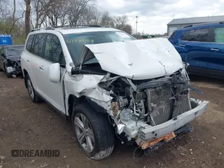 2013 Toyota Highlander Limited z VIN 5TDYK3EH5DS138469, wystawiony jako IAAI lot #41948157 z przebiegiem 135 382 mil mil oraz . Historia ofert i sprzedaży dostępna na DreamBid. Obrazek 1.