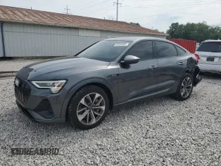 2021 Audi e-tron Premium z VIN WA11AAGE0MB002554, wystawiony jako Copart lot #64054005 z przebiegiem 55 725 mil mil oraz Szkoda całkowita • Salvage title. Historia ofert i sprzedaży dostępna na DreamBid. Obrazek 1.
