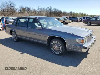1986 Cadillac DeVille z VIN 1G6CD6984G4341470, wystawiony jako Copart lot #52592805 z przebiegiem 24 359 mil mil oraz Czysty tytuł • Clean title. Historia ofert i sprzedaży dostępna na DreamBid. Obrazek 4.