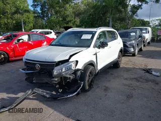 2022 Volkswagen Taos SE z VIN 3VVTX7B2XNM025588, wystawiony jako IAAI lot #39670650 z przebiegiem 45 817 mil mil oraz . Historia ofert i sprzedaży dostępna na DreamBid. Obrazek 17.