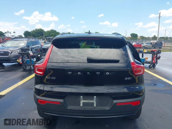 2024 Volvo XC40 Plus Dark Theme with VIN YV4L12UL5R2308371, listed as a IAAI auction lot 42516455 with 9,056 mi miles and . Bid and sale history available at DreamBid. Image 17.
