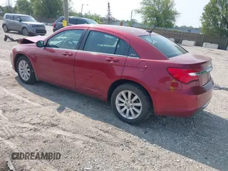 2013 Chrysler 200 Touring z VIN 1C3CCBBBXDN577338, wystawiony jako IAAI lot #42485345 z przebiegiem 112 007 mil mil oraz . Historia ofert i sprzedaży dostępna na DreamBid. Obrazek 3.