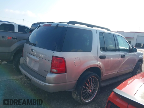 2005 Ford Explorer XLT z VIN 1FMZU63K55ZA15894, wystawiony jako IAAI lot #42262563 z przebiegiem 105 438 mil mil oraz . Historia ofert i sprzedaży dostępna na DreamBid. Obrazek 4.