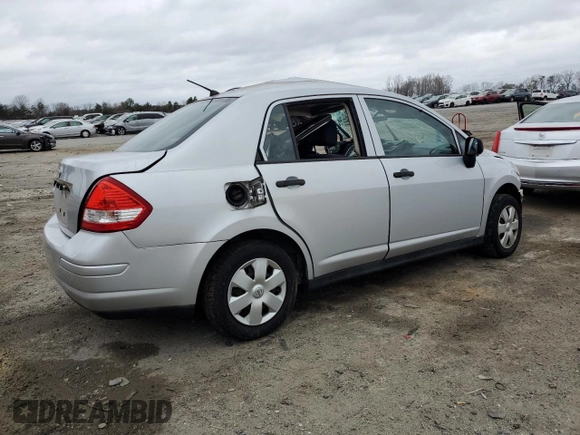2009 Nissan Versa 1.6 z VIN 3N1CC11E49L492412, wystawiony jako Copart lot #47807175 z przebiegiem Nie podano mil oraz Szkoda całkowita • Salvage title. Historia ofert i sprzedaży dostępna na DreamBid. Obrazek 3.