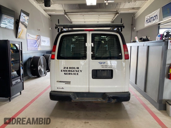 2015 Chevrolet Express Cargo Van with VIN 1GCWGFCF6F1215880, listed as a IAAI auction lot 42175576 with 189,599 mi miles. Bid and sale history available at carsss.com. Image 28.