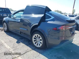 2016 Tesla Model X 70D z VIN 5YJXCAE25GF018477, wystawiony jako IAAI lot #42208404 z przebiegiem 99 380 mil mil oraz . Historia ofert i sprzedaży dostępna na DreamBid. Obrazek 3.