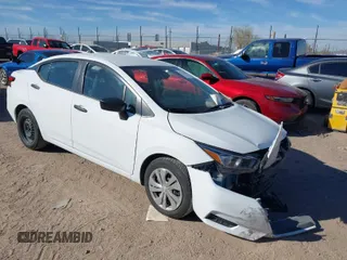 2022 Nissan Versa S z VIN 3N1CN8DVXNL841548, wystawiony jako IAAI lot #41579081 z przebiegiem 62 310 mil mil oraz . Historia ofert i sprzedaży dostępna na DreamBid. Obrazek 1.