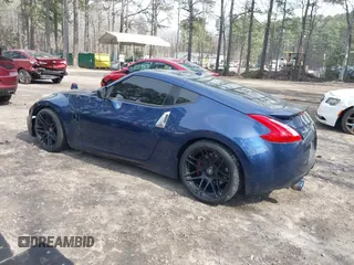 2014 Nissan 370Z Nismo z VIN JN1AZ4EH0EM631950, wystawiony jako IAAI lot #41685567 z przebiegiem 103 282 mil mil oraz . Historia ofert i sprzedaży dostępna na DreamBid. Obrazek 3.