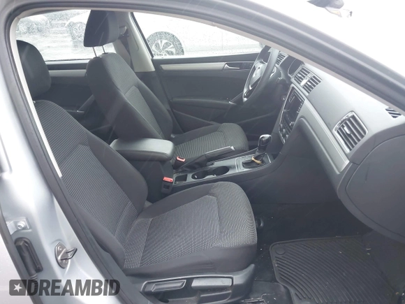 2017 Volkswagen Passat S z VIN 1VWAT7A38HC064419, wystawiony jako IAAI lot #42156027 z przebiegiem 81 062 mil mil oraz . Historia ofert i sprzedaży dostępna na DreamBid. Obrazek 5.