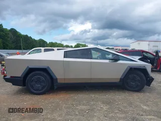 2024 Tesla Cybertruck z VIN 7G2CEHED5RA039734, wystawiony jako IAAI lot #42244205 z przebiegiem 8 443 mil mil oraz . Historia ofert i sprzedaży dostępna na DreamBid. Obrazek 14.