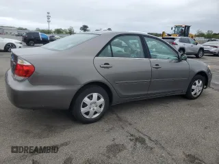 2005 Toyota Camry STD z VIN 4T1BE32K95U580581, wystawiony jako Copart lot #58212165 z przebiegiem 124 350 mil mil oraz Czysty tytuł • Clean title. Historia ofert i sprzedaży dostępna na DreamBid. Obrazek 3.