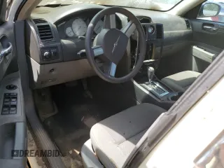 2005 Chrysler 300 300 z VIN 2C3JA43RX5H664428, wystawiony jako Copart lot #53851555 z przebiegiem Nie podano mil oraz Szkoda całkowita • Salvage title. Historia ofert i sprzedaży dostępna na DreamBid. Obrazek 8.
