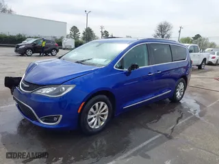 2018 Chrysler Pacifica Touring L with VIN 2C4RC1BG4JR315972, listed as a IAAI auction lot 41793601 with 89,853 mi miles. Bid and sale history available at carsss.com. Image 19.
