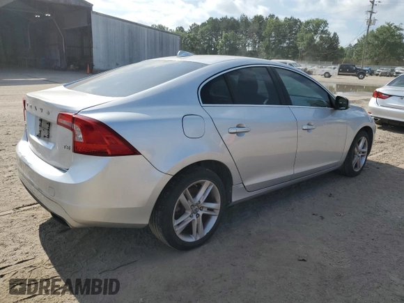 2014 Volvo S60 T5 z VIN YV1612FS3E2295726, wystawiony jako Copart lot #57293655 z przebiegiem 100 670 mil mil oraz Czysty tytuł • Clean title. Historia ofert i sprzedaży dostępna na DreamBid. Obrazek 3.