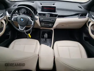 2021 BMW X1 xDrive28i z VIN WBXJG9C06M5T81056, wystawiony jako Copart lot #48388235 z przebiegiem 64 863 mil mil oraz Szkoda całkowita • Salvage title. Historia ofert i sprzedaży dostępna na DreamBid. Obrazek 8.