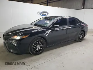2022 Toyota Camry SE z VIN 4T1G11AK9NU057987, wystawiony jako Copart lot #56749015 z przebiegiem 85 171 mil mil oraz Czysty tytuł • Clean title. Historia ofert i sprzedaży dostępna na DreamBid. Obrazek 1.