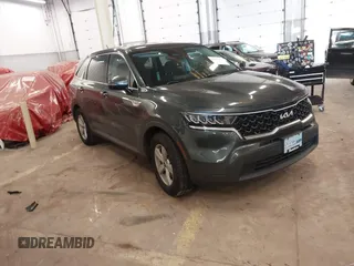 2022 Kia Sorento LX z VIN 5XYRG4LC0NG116249, wystawiony jako IAAI lot #42012972 z przebiegiem 27 327 mil mil oraz . Historia ofert i sprzedaży dostępna na DreamBid. Obrazek 1.