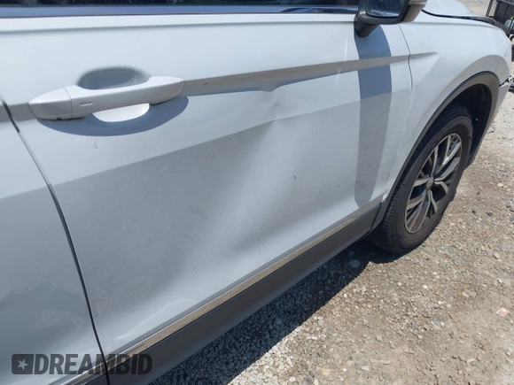 2018 Volkswagen Tiguan SEL z VIN 3VV2B7AX6JM195125, wystawiony jako IAAI lot #42523047 z przebiegiem 73 926 mil mil oraz . Historia ofert i sprzedaży dostępna na DreamBid. Obrazek 20.
