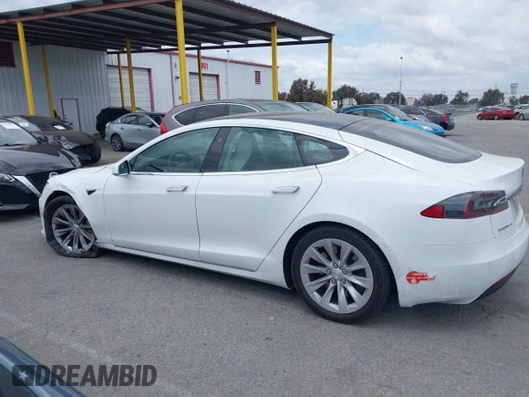 2018 Tesla Model S 75D z VIN 5YJSA1E28JF247985, wystawiony jako IAAI lot #42116586 z przebiegiem 102 062 mil mil oraz . Historia ofert i sprzedaży dostępna na DreamBid. Obrazek 14.