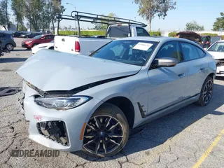 2024 BMW i4 M50 z VIN WBY33AW06RFS45489, wystawiony jako IAAI lot #41981614 z przebiegiem 35 713 mil mil oraz . Historia ofert i sprzedaży dostępna na DreamBid. Obrazek 2.