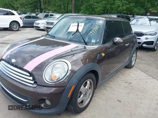 2011 MINI Hardtop z VIN WMWSU3C59BT099700, wystawiony jako IAAI lot #42106044 z przebiegiem 206 145 mil mil oraz . Historia ofert i sprzedaży dostępna na DreamBid. Obrazek 2.
