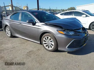 2024 Toyota Camry LE z VIN 4T1R11AK6RU880469, wystawiony jako IAAI lot #41679373 z przebiegiem 11 357 mil mil oraz . Historia ofert i sprzedaży dostępna na DreamBid. Obrazek 1.