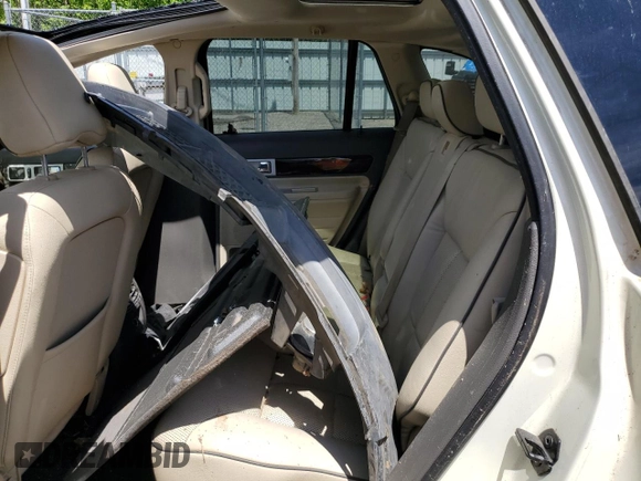 2008 Lincoln MKX z VIN 2LMDU88C28BJ09217, wystawiony jako Copart lot #56649345 z przebiegiem 179 870 mil mil oraz Szkoda całkowita • Salvage title. Historia ofert i sprzedaży dostępna na DreamBid. Obrazek 11.