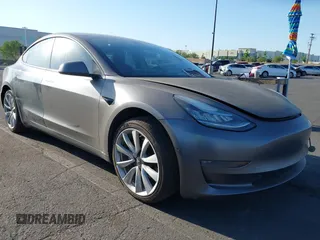 2018 Tesla Model 3 Long Range Battery z VIN 5YJ3E1EAXJF012066, wystawiony jako IAAI lot #42378225 z przebiegiem 137 153 mil mil oraz . Historia ofert i sprzedaży dostępna na DreamBid. Obrazek 1.