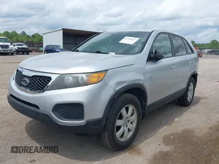 2012 Kia Sorento LX z VIN 5XYKT4A15CG232252, wystawiony jako IAAI lot #42168437 z przebiegiem 118 540 mil mil oraz . Historia ofert i sprzedaży dostępna na DreamBid. Obrazek 2.