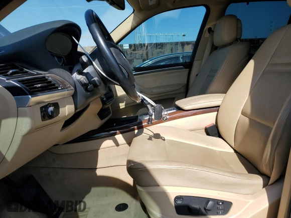 2012 BMW X5 35d z VIN 5UXZW0C51CL672406, wystawiony jako Copart lot #61686185 z przebiegiem 139 408 mil mil oraz Szkoda całkowita • Salvage title. Historia ofert i sprzedaży dostępna na DreamBid. Obrazek 7.