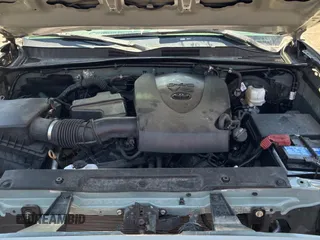 2023 Toyota Tacoma SR5 z VIN 3TMAZ5CN3PM210839, wystawiony jako Copart lot #56557005 z przebiegiem 17 767 mil mil oraz Czysty tytuł • Clean title. Historia ofert i sprzedaży dostępna na DreamBid. Obrazek 7.