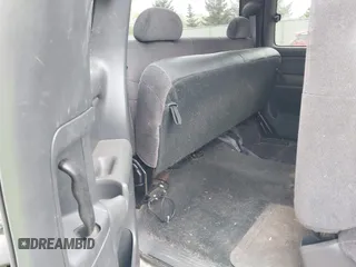 2000 GMC Sierra 2500 SLE z VIN 1GTGK29U4YE332581, wystawiony jako IAAI lot #42250680 z przebiegiem 232 700 mil mil oraz . Historia ofert i sprzedaży dostępna na DreamBid. Obrazek 8.