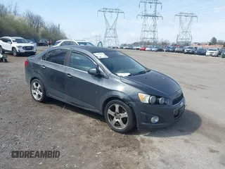 2016 Chevrolet Sonic LTZ z VIN 1G1JE5SB4G4150545, wystawiony jako IAAI lot #41914830 z przebiegiem 166 650 mil mil oraz . Historia ofert i sprzedaży dostępna na DreamBid. Obrazek 1.