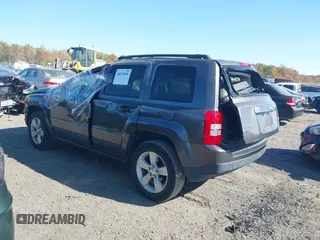 2016 Jeep Patriot High Altitude z VIN 1C4NJRFB9GD697039, wystawiony jako IAAI lot #40675896 z przebiegiem 69 545 mil mil oraz . Historia ofert i sprzedaży dostępna na DreamBid. Obrazek 3.