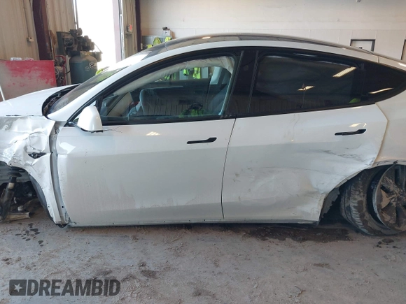 2024 Tesla Model Y Long Range z VIN 7SAYGDEE7RA294649, wystawiony jako IAAI lot #42022150 z przebiegiem 9 110 mil mil oraz . Historia ofert i sprzedaży dostępna na DreamBid. Obrazek 14.