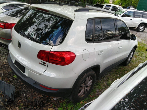 2016 Volkswagen Tiguan R-Line with VIN WVGBV7AX1GW003636, listed as a IAAI auction lot 42182478 with 137,437 mi miles and . Bid and sale history available at DreamBid. Image 4.