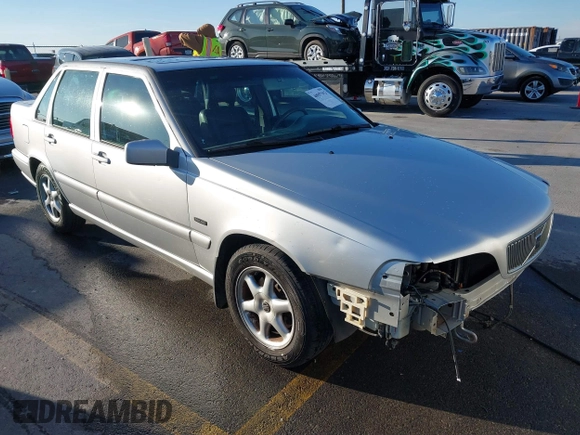 1998 Volvo S70 with VIN YV1LS5571W1502619, listed as a IAAI auction lot 40957692 with 268,926 mi miles. Bid and sale history available at carsss.com. Image 1.