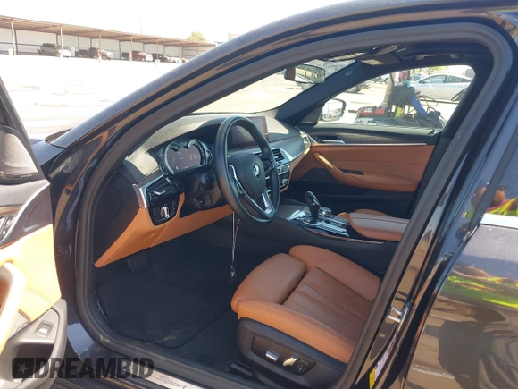 2019 BMW 5 Series 540i с VIN WBAJE5C5XKWW20300, выставлен на аукционе IAAI как лот 42139380 с пробегом 32 802 миль миль и . История ставок и продаж доступна на DreamBid. Изображение 5.