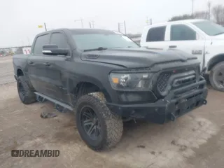 2019 Ram 1500 Big Horn z VIN 1C6SRFFTXKN529262, wystawiony jako IAAI lot #41234764 z przebiegiem 156 188 mil mil oraz . Historia ofert i sprzedaży dostępna na DreamBid. Obrazek 1.