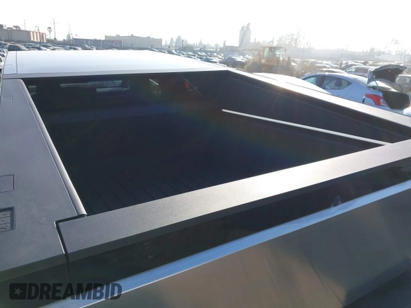 2024 Tesla Cybertruck с VIN 7G2CEHEDXRA050258, выставлен на аукционе IAAI как лот 41200586 с пробегом 495 миль миль и . История ставок и продаж доступна на DreamBid. Изображение 19.