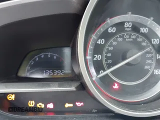 2015 Mazda 3 i Touring z VIN 3MZBM1V72FM171540, wystawiony jako IAAI lot #42437378 z przebiegiem 135 392 mil mil oraz . Historia ofert i sprzedaży dostępna na DreamBid. Obrazek 7.