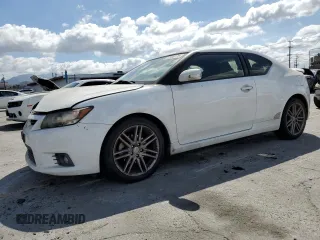 2013 Scion tC z VIN JTKJF5C70D3049592, wystawiony jako Copart lot #56988175 z przebiegiem 96 909 mil mil oraz Szkody całkowita. Historia ofert i sprzedaży dostępna na DreamBid. Obrazek 1.