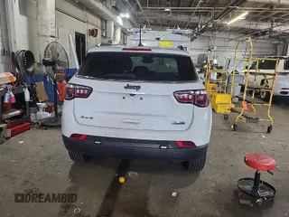 2022 Jeep Compass Latitude z VIN 3C4NJDBB2NT205936, wystawiony jako IAAI lot #42885857 z przebiegiem 39 157 mil mil oraz . Historia ofert i sprzedaży dostępna na DreamBid. Obrazek 35.