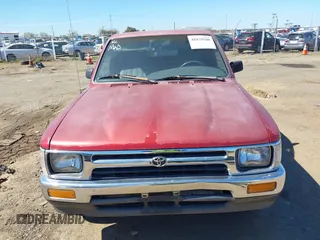 1992 Toyota Pickup DLX z VIN 4TARN81PXNZ030799, wystawiony jako IAAI lot #41879500 z przebiegiem 221 198 mil mil oraz . Historia ofert i sprzedaży dostępna na DreamBid. Obrazek 6.